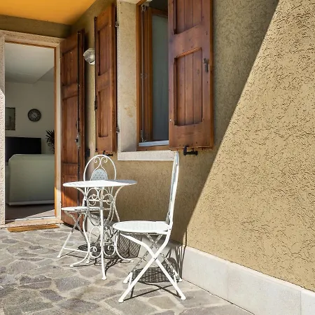 Luminosa Casetta Per Due